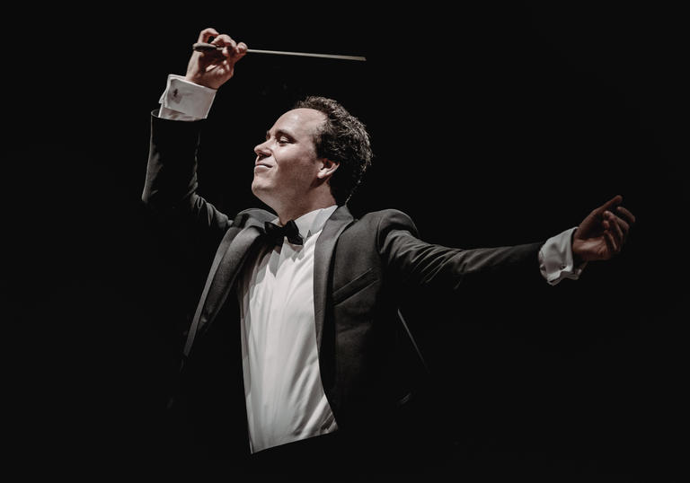 Gergely Madaras conducting