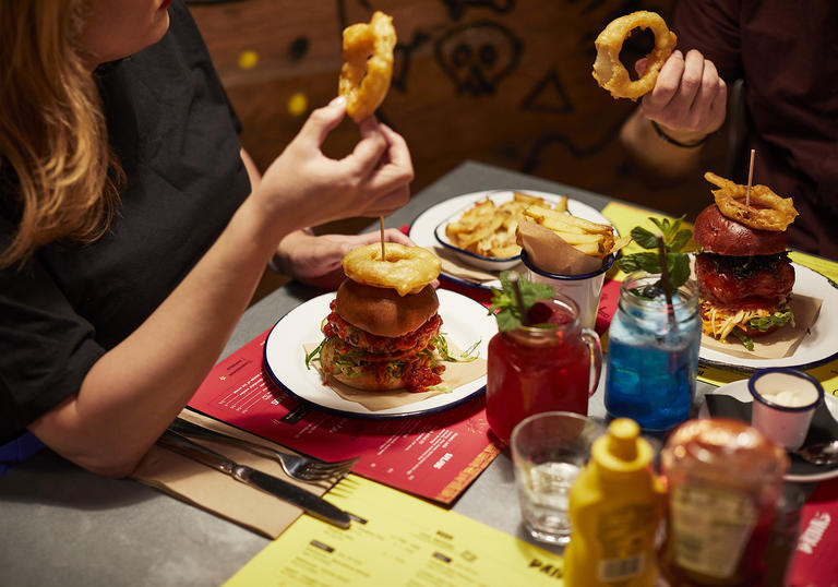people_eating_together_with_burgers