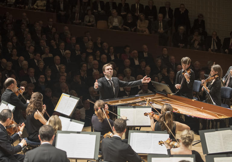 Leif Ove Andsnes conducts an orchestra