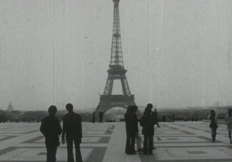 a black and white image of the Eiffel tower 