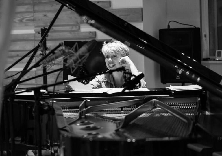 Nikki Iles at piano