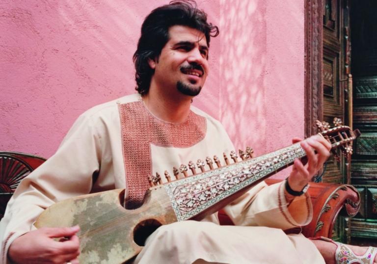 Homayoun Sakhi playing the rubâb