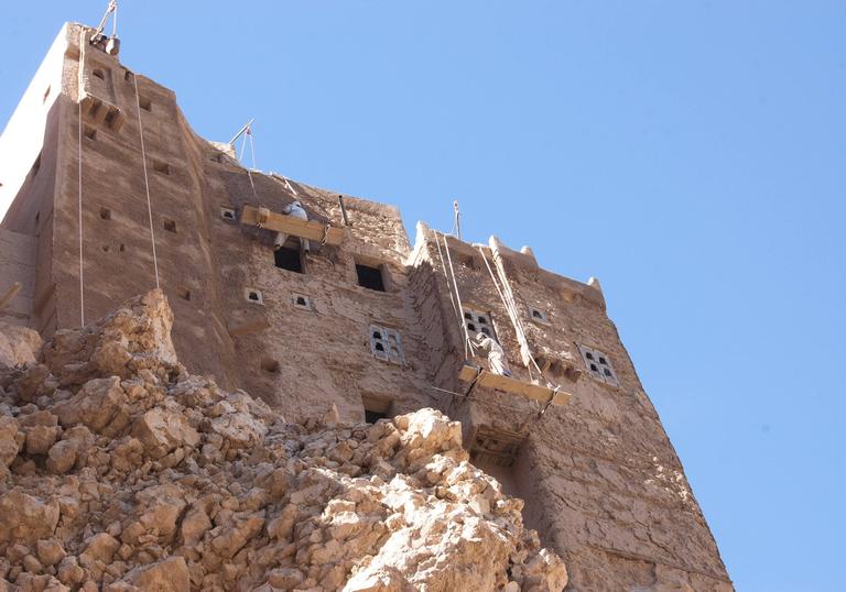 a photo of Masna‘at U‘rah, Daw’an, Hadramaut Governorate, Yemen against a blue sky
