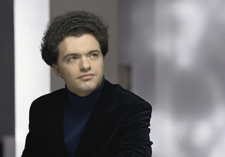 Evgeny Kissin looking up