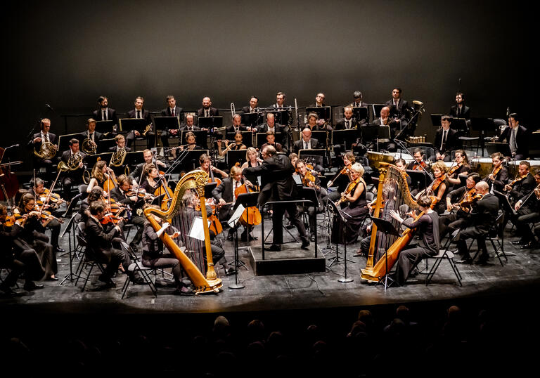 Les Siècles and François-Xavier Roth performing on stage