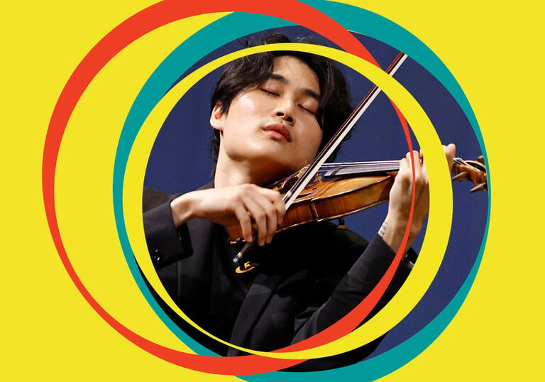 Violinist Inmo Yang playing his violin