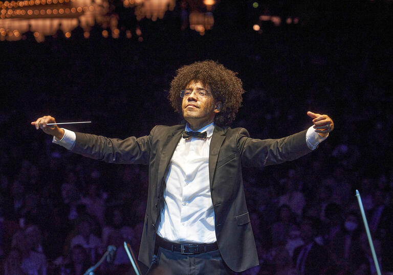 Rafael Payare conducting