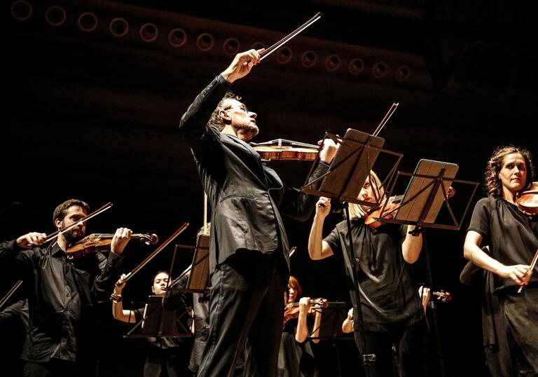 Richard Tognetti on the violin leading the Australian Chamber Orchestra