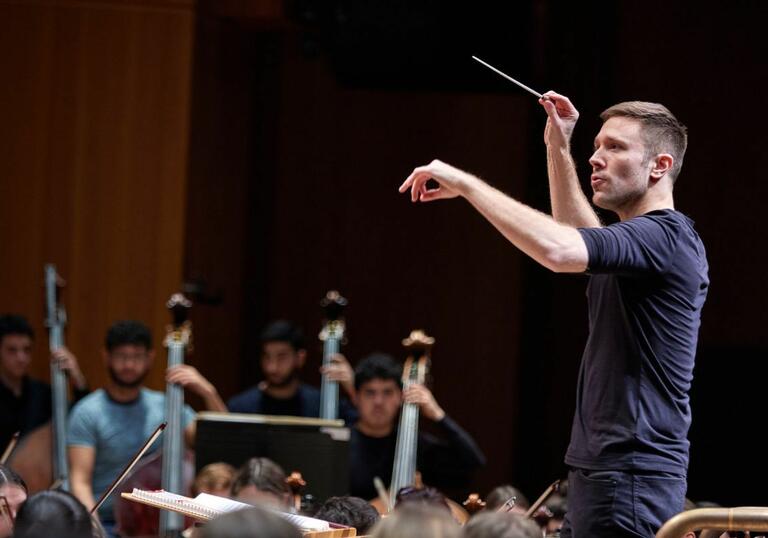 Roberto González-Monjas conducting the Guildhall Symphony Orchestra