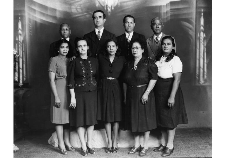 Black and white photo of Mercedes Arroyo (centre) with the Mutualista Obrera Puertoriquena, 1940.