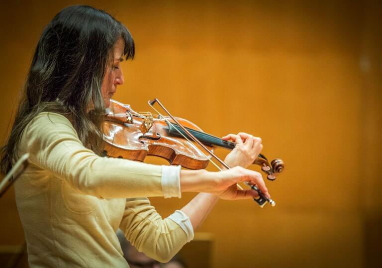 Viktoria Mullova playing her violin