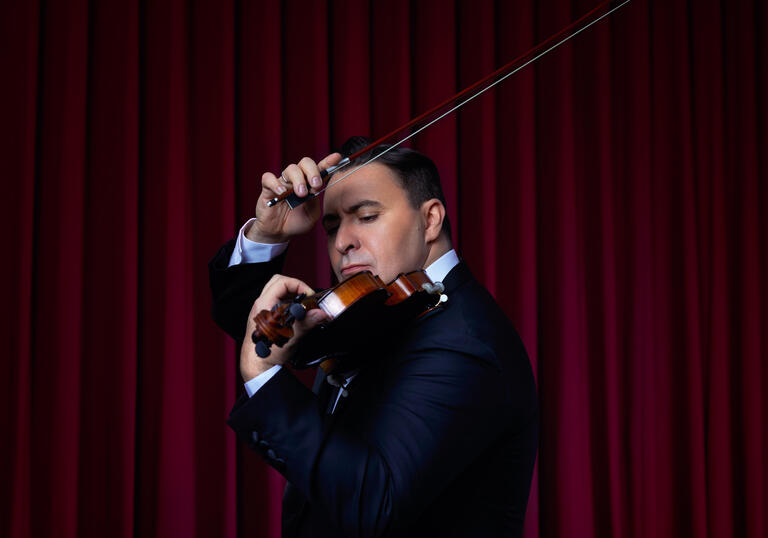 Maxim Vengerov playing his violin