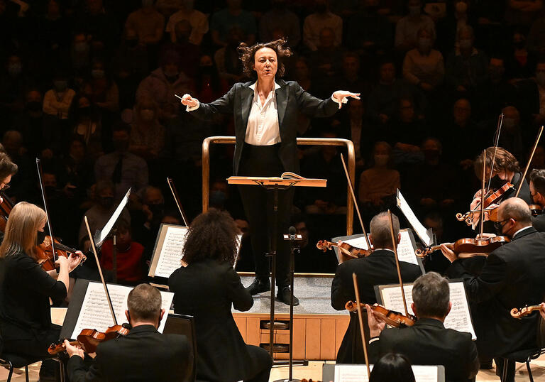 Nathalie Stutzmann conducting