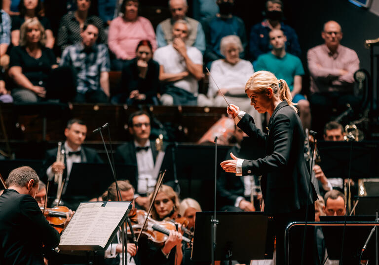 Keri-Lynn Wilson conducting the Ukrainian Freedom Orchestra