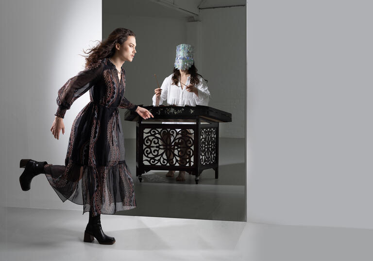 Mantawoman in running stance. Yangqin in the background.