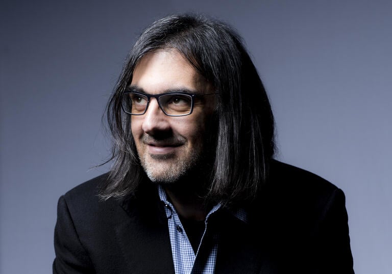 Leonidas Kavakos looking to his right and smiling