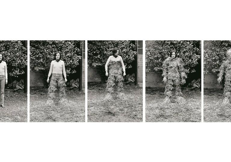 Fina Miralles, Relacions. Relació del cos amb elements naturals. El cos cobert de palla / Relationship: The Body’s Relationship with Natural Elements. The Body Covered with Straw, 1975. Courtesy of MACBA