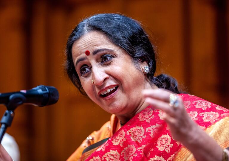 Aruna Sairam singing into a microphone