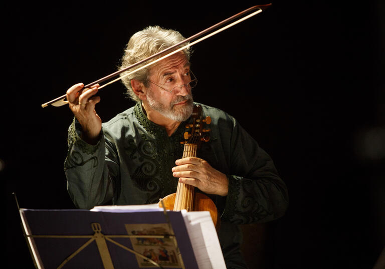 Jordi Savall holding a treble viol, directing with his bow