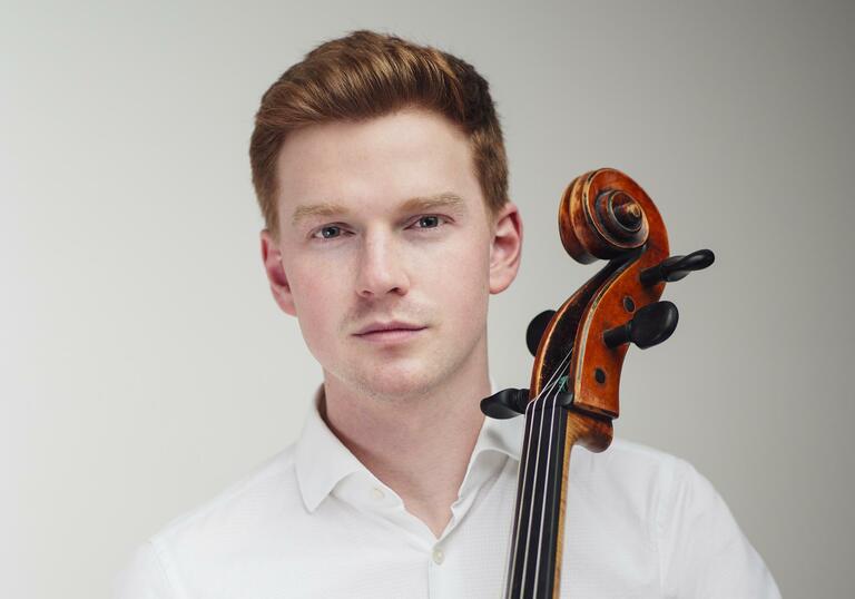 Benjamin Kruithof holding his cello