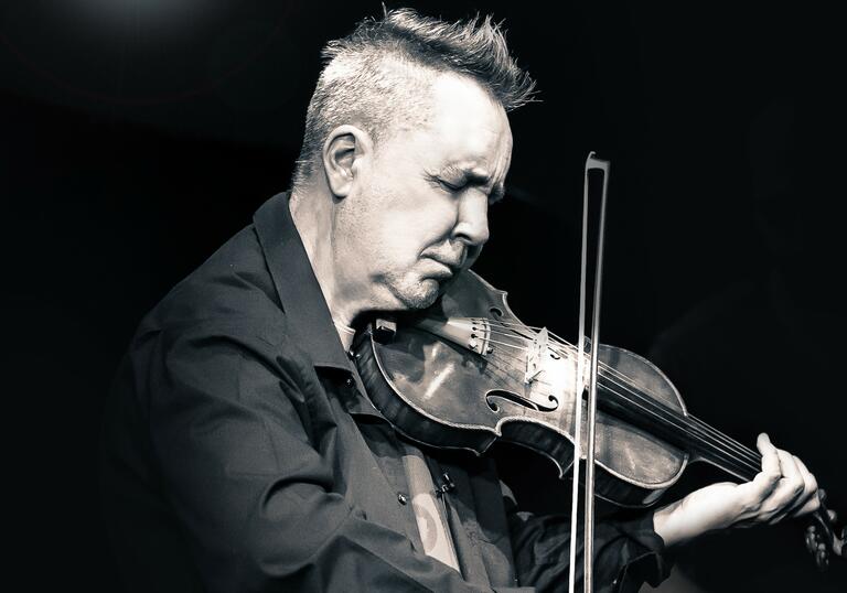 Nigel Kennedy plays his violin