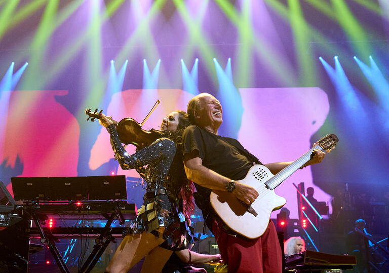 Hans Zimmer and friend play the guitar on stage.