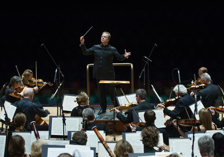 Picture of Sakari Oramo conducting