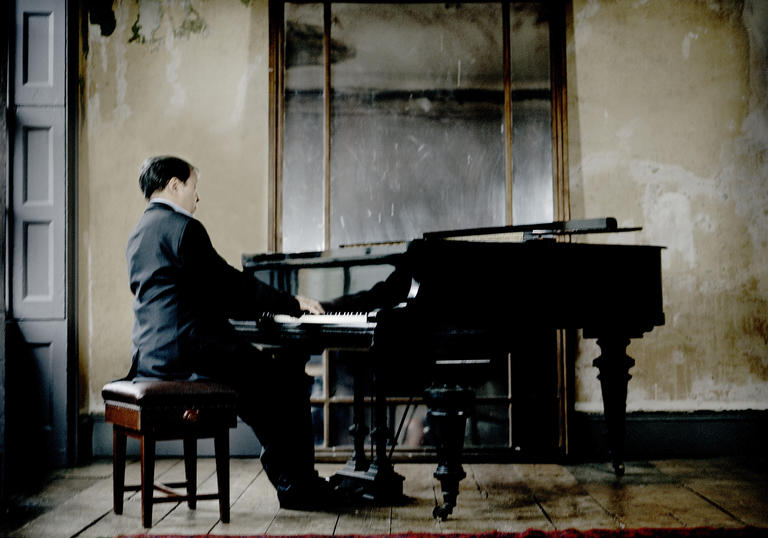 An image of Murray Perahia at the piano