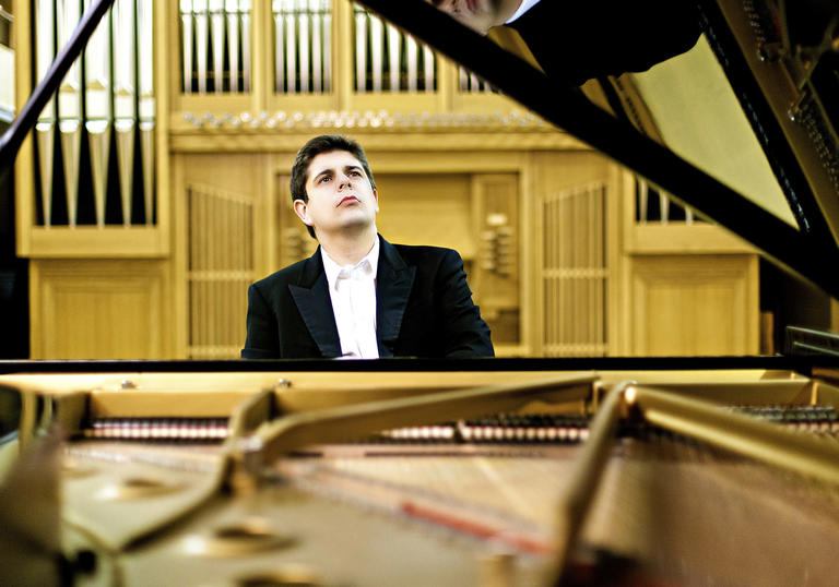 A picture of Javier Perianes playing the piano