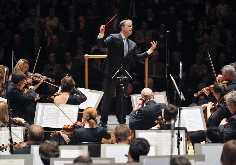 A picture of Sakari Oramo conducting