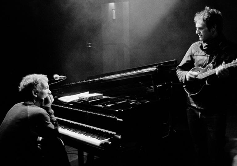 Brad Mehldau briefly stops playing piano to admire Chris Thile's mandolin mastery