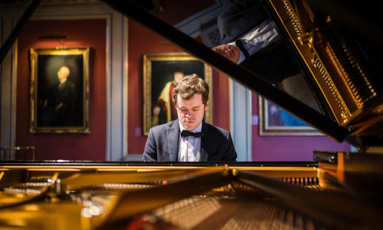 Benjamin Grosvenor 2018 sitting at piano