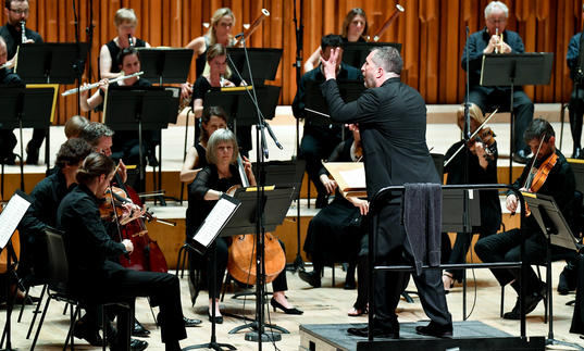 Thomas Ades conducting on stage 2017