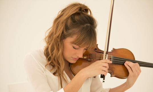 Nicola Benedetti close up landscape playing violin