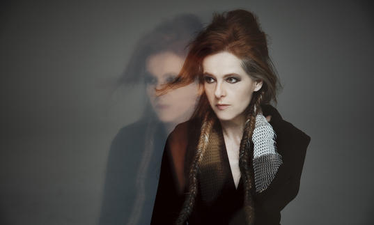 A blurry Neko Case