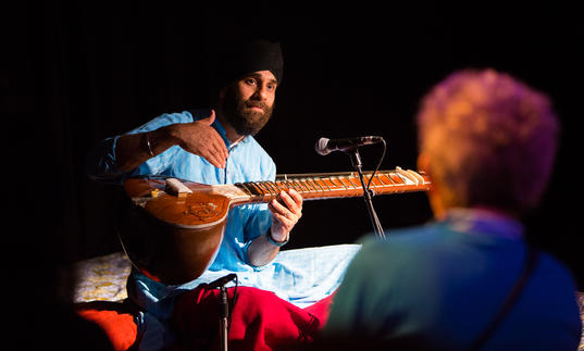 Harmeet Virdee teaching a class with his sitar