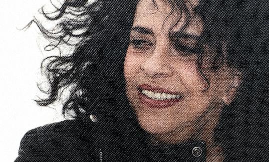 Photo of Gal Costa looking to the distance