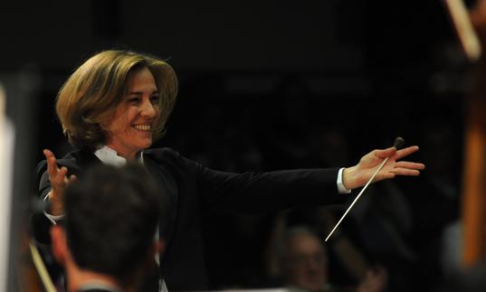 An image of Laurence Equilbey conducting enthusiastically