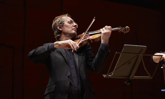 Richard Tognetti passionately playing his violin 