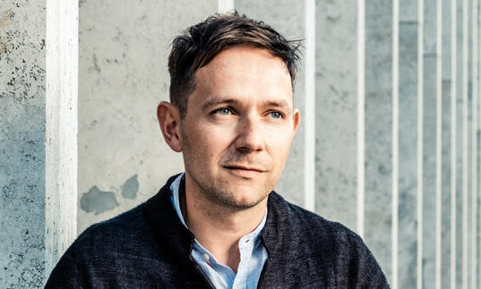 The wondrous Iestyn Davies gazing into the middle distance