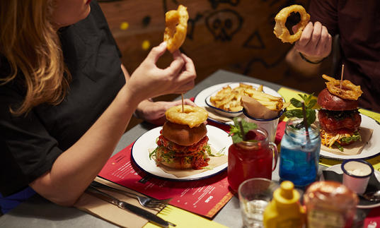 people_eating_together_with_burgers