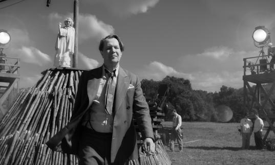 Gary Oldman as Mank walking through a film set