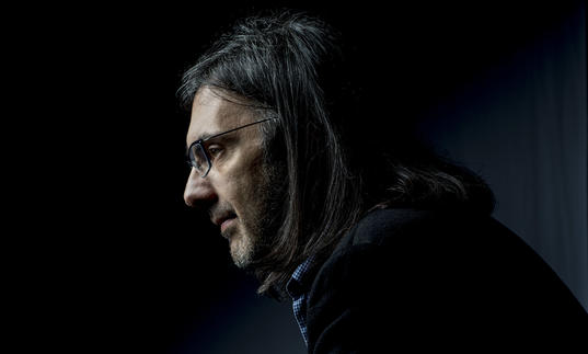 Leonidas Kavakos in profile, holding his violin