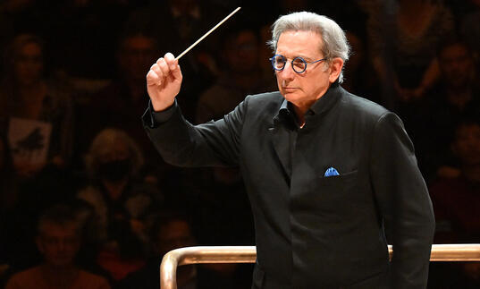 Michael Tilson Thomas conducting