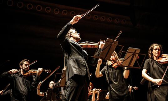 Richard Tognetti on the violin leading the Australian Chamber Orchestra