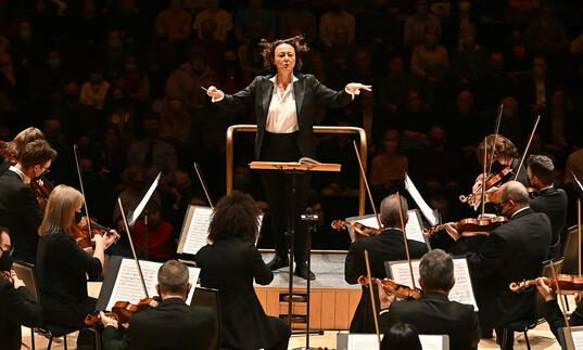 Nathalie Stutzmann conducting