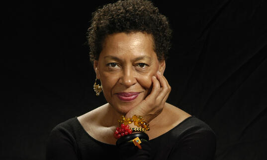 photo portrait of Carrie Mae Weems by Jerry Klineberg