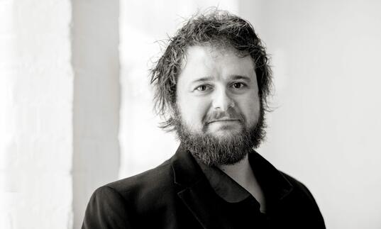 Black and white photo of tenor Allan Clayton