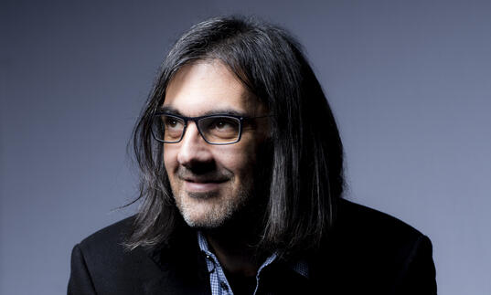 Leonidas Kavakos looking to his right and smiling