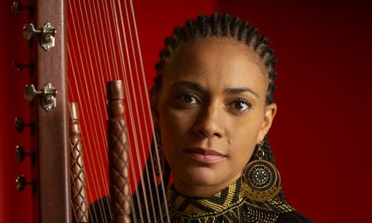 Sona Jobarteh holding a kora